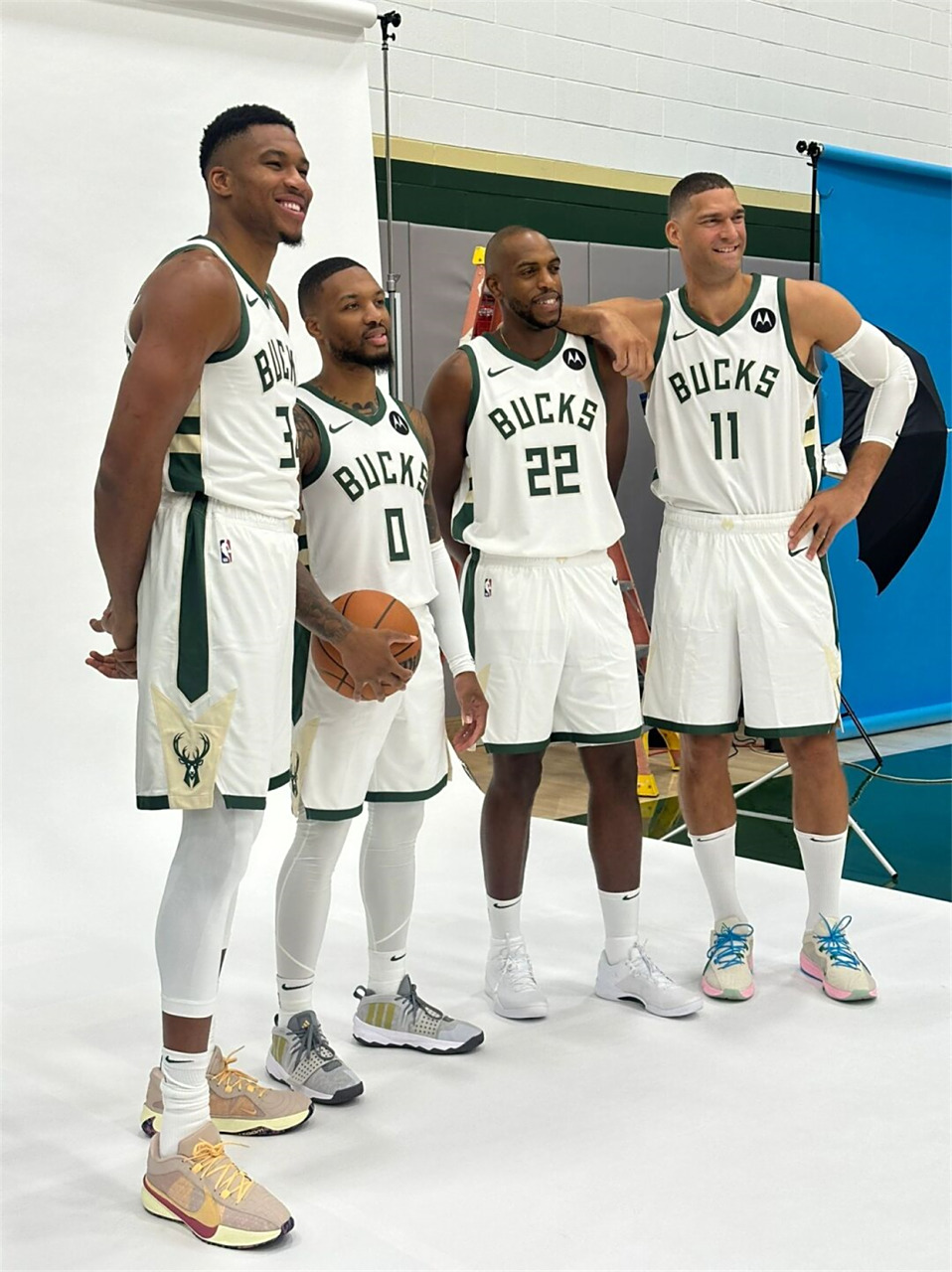 密尔沃基雄鹿训练开放日；今晨回应争议引欢呼；荷甲在即；团队化学反应显著(密尔沃基雄鹿寓意)